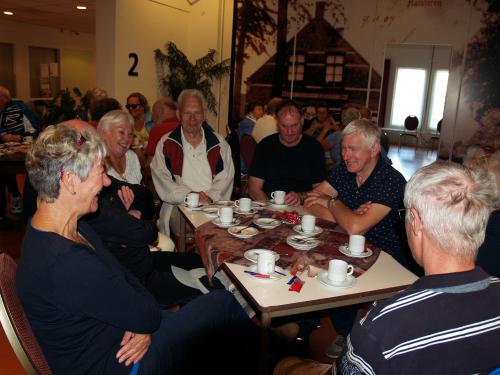 Voor aanvang werd er nog gelachen bij de koffie en de taart van Eric, dat werd voor sommigen wel anders tijdens de tocht. Dijk op en af ging niet iedereen goed af.