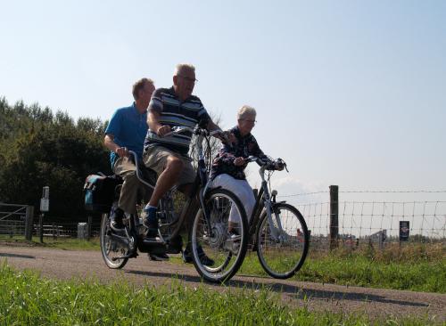 Piet met Jac op de tandem rijden naast Angeline die een deel van de tocht met ons meereed