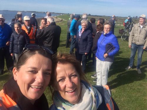 Even een selfie maken voor het plakboek. Links Linda en rechts Leandra met op de achtergrond de deelnemers aan deze mooie tandemtocht