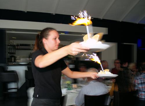 Het licht op schemer, muziek op standje hoog en de sfeervolle binnenkomst van het dessert is altijd een topmoment tijdens de koffietafel