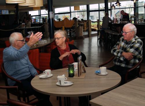 Je hoeft niet perse mee te bowlen. Even erbij zijn voor het leuke contact kan ook. Vlnr Rinus, Truus en de man van Lenie Mannien.