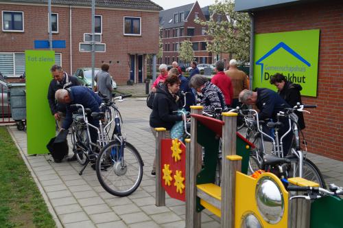 De tandems klaarmaken voor vertrek van de tocht. Tassen erop en zadels afstellen