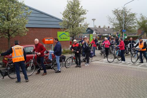 Opstellen voor de start van de tocht vanuit Helwijk