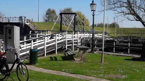 Gelukkig hoefden we niet over het bruggetje. Het poortje ging niet meer open en zouden de tandems er overheen getild moeten worden.