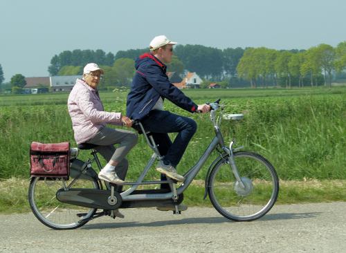 Mark met Lenie achterop de tandem