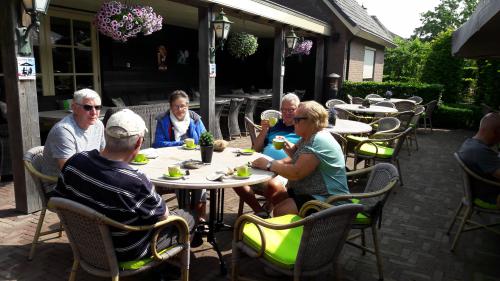 Koffiepauze bij Fraans Marie langs het kanaal Oostzijde. Eric, Herman, Anneke, Piet en Ria