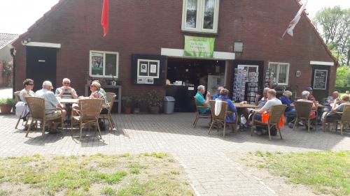 De deelnemers tijdens de lunch bij de boerderijwinkel van camping Rabo Schele