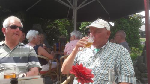 Sam lat zich zijn biertje goed smaken tijdens de middagstop bij Eetcafe 't Coophuys in Albergen