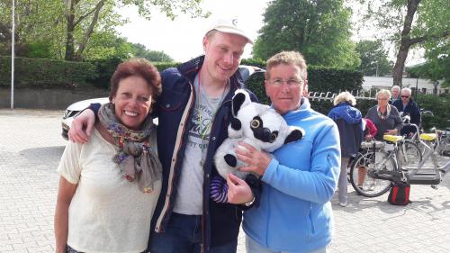 Willeke en Marja wilde ook graag op de foto samen met Mark en zijn Koala beertje