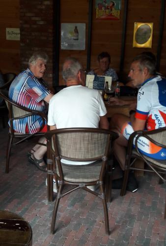 Greta, Johan Merkx, Kitty en Cees na afloop van de tocht