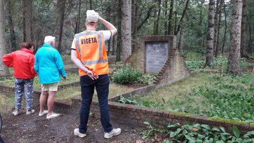 Willeke, Marie Josee en Mark bekijken de herdenkingssteen met daarop het verhaal over de moordpartij