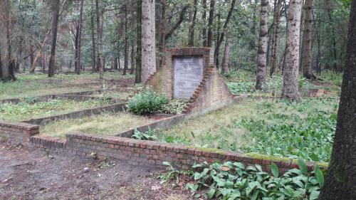 Het monumentje ter nagedachtenis aan de verschrikkingen die hiet hebben plaatsgevonden