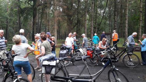 Even bijkomen en regenkleding opbergen tijdens de vudb-stop op de Vloeiweide