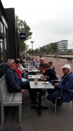 Een deel van de deelnemers heeft ervoor gekozen om toch buiten op het terras hun boterhammen op te eten