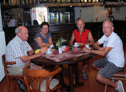 Ook Sam, Marina, Pieter en Johan genieten van de aangeboden koffie