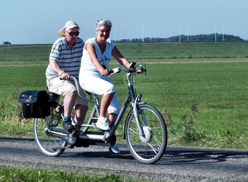 Elly met Eric op de tandem