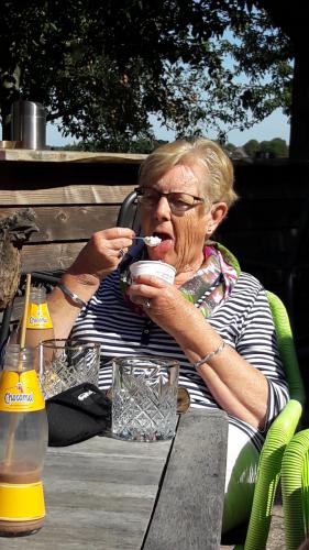 Truus en ijs. Als er ijs is gaan haar ogen glimmen. Ook deze tocht nam ze een ijsje bij ijsboerderij de Gerdahoeve