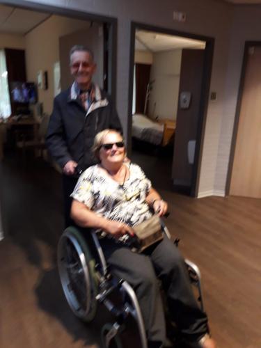De blinde duwt de blinde. Jac duwt de rolstoel van Ria tijdens het bezoek van Geert en Jac bij Ria in Wiekendael