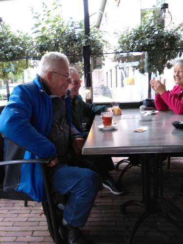 Piet, Jac en Joke kletsen nog wat bij na de tocht van Ger