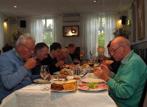 Een volle koffioetafel. We kwamen niets tekort