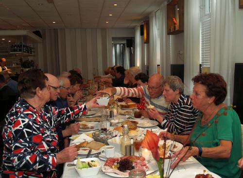 Met z'n allen genieten van een heerlijke koffietafel