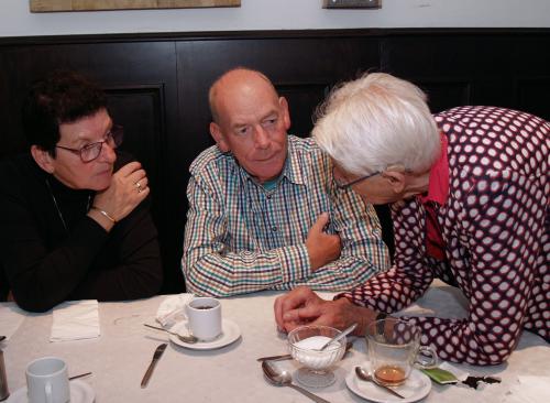 Lenie van de Vloet doet nog een laatste rondje langs de deelnemers, hier met Sam en Marina. Ze heeft deze middag afscheid genomen van Vigeta