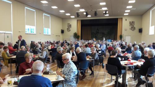 Een overzicht van de volle zaal met bridgers