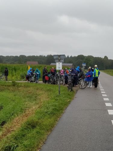 Even de regenkleding aantrekken.