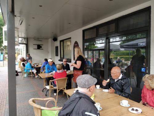 De koffie/thee met koffiekoek ging er wel in deze morgen op het terras van Het Wapen van Galder 