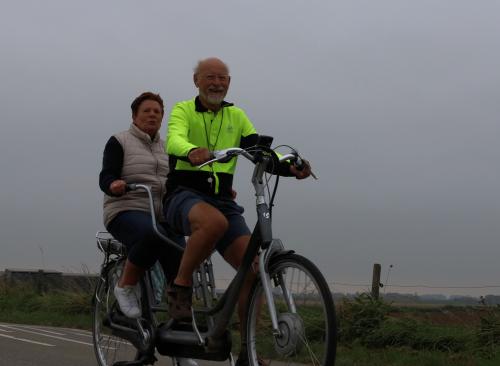 Pieter met Lenie op de tandem