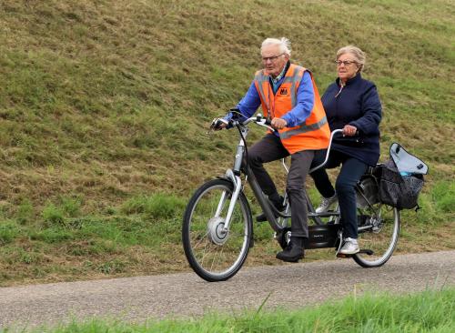 Geert net Truus op de tandem