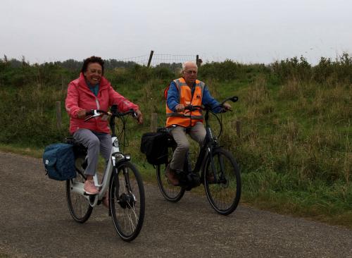 Links Willeke met rechts Rinus als afsluiters van het Vigeta-peloton