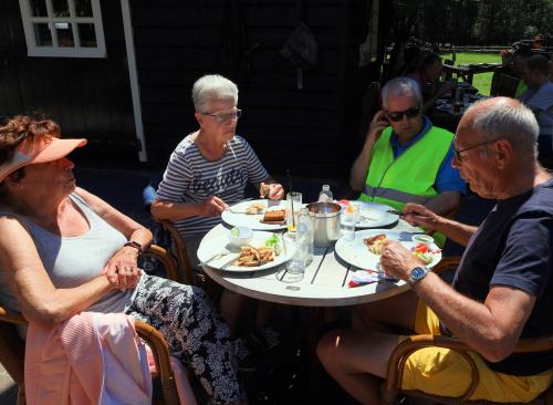 Willeke, Angeline, Eric en Gerard laten zich het eten bij de Bockenreyder goed smaken