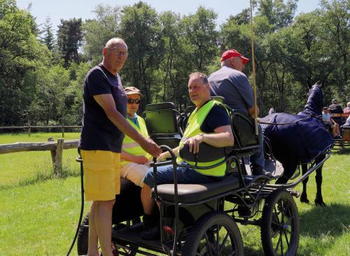 Gerard, Eric en Ger op een van de rijtuigen, klaar voor een kort ritje door het bos