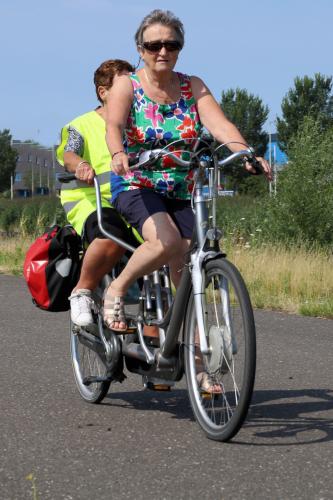 Corrie met Lenie op de tandem