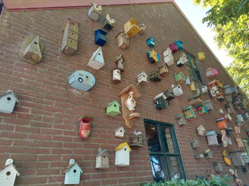 Even een momentje rust om wat te drinken op de Leguit bij het huis met de vele vogelhuisjes