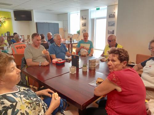 enkel deelnemers tijdens de lunch 