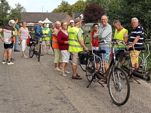 Allemaal even naar de fotograaf kijken tijdens de vudb-stop om te voorkomen dat we alleen wat ruggen zien