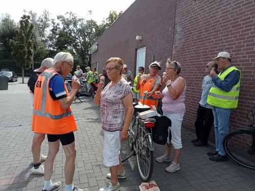 Genieten van een lekker ijsje tijdens de vudb-stop