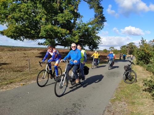 Het Vigeta-peloton op de Kalmthoutse heide. Links vooraan Kees Mathijsen die nog jaarlijks een tocht organiseert ter nagedchtenis aan Ronald Leddy,