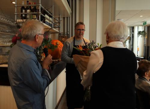 Marie Josee overhandigd Kees Palinckx een bos bloemen als dank voor de jarenlange gastvrijheid voor Vigeta bij Non Plus Ultra