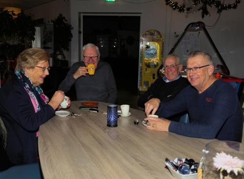 Even bijkletsen onder het genot van een kopje koffie of chocomel. V.l.n.r: Truus, Ton, Rinus en Johan van Nassau