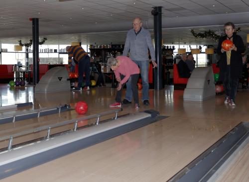 Links Anneke Klaasen geholpen door Gerard en rechts staat Anneke Kleppe klaar om te gooien