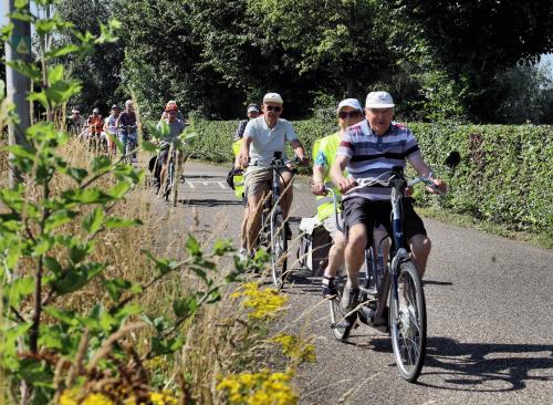 Genieten van het zonnetje tijdens de tocht van Lenie