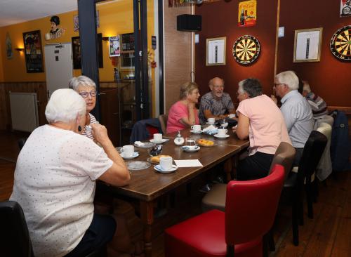 Met z'n alle aan de koffie voor de start van de  tocht