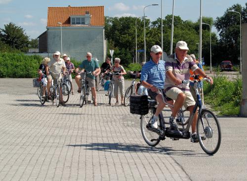 Na de lunch vertrekt de groep weer voor nog een mooie middag fietsen