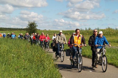 Tini  gaat voorop tijdens de tocht vauit Fijnaart.