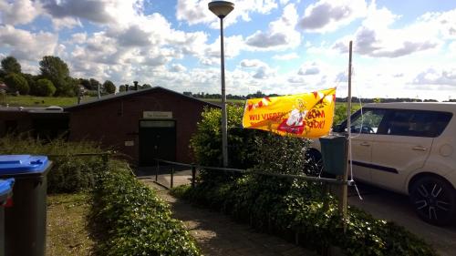 Het buurtschap wil door middel van een mooi spandoek laten zien dat ze meedoen aan burendag.