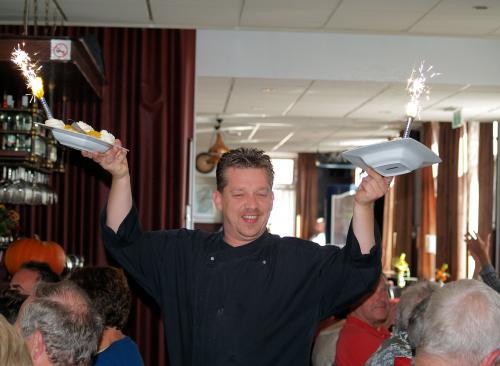 Voor velen het hoogtrepunt van de middag. De keukenbrigade brengt  met veel kabaal het ijs en de rijs binnen