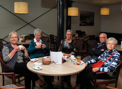 Niet bowlen maar bij een bakje koffie en thee lekker bijkletsen. Vlnr: Truus, Angeline, Wilma, Rinus en Toos